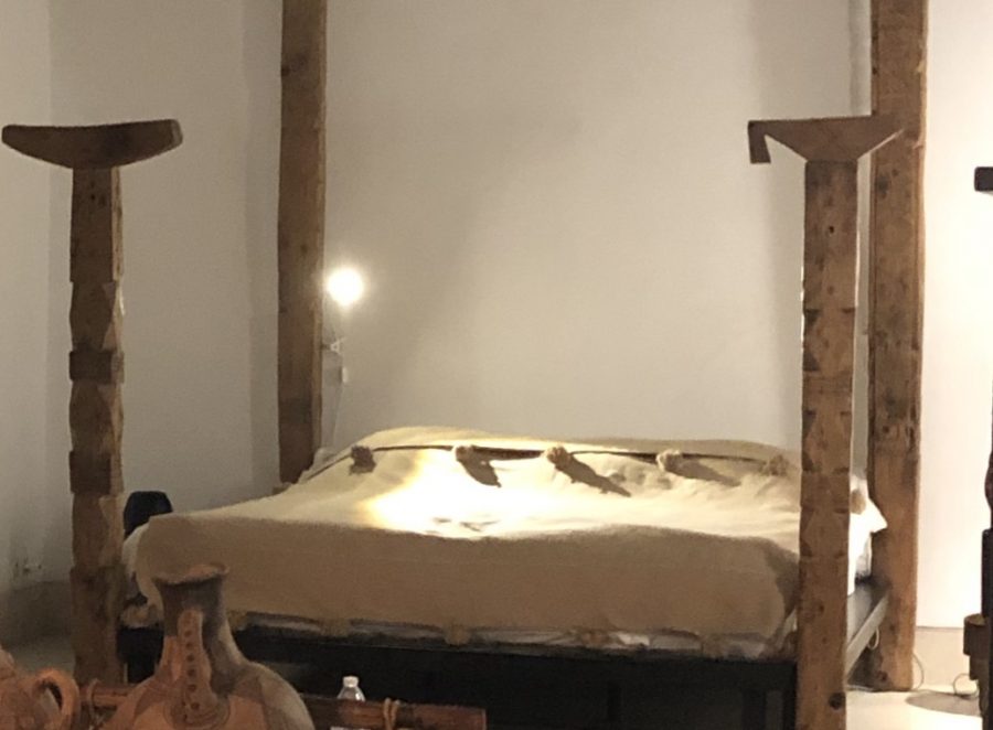 sengetæppe i 100% hør med sølvstrib på seng i Marokko