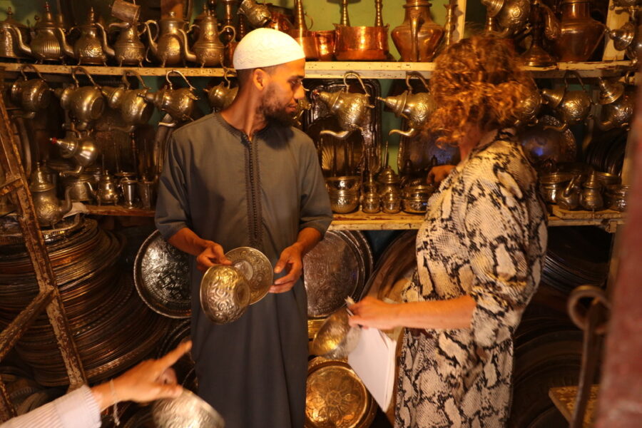 På indkøb i den lille workshop med vintage fade i Marrakesh