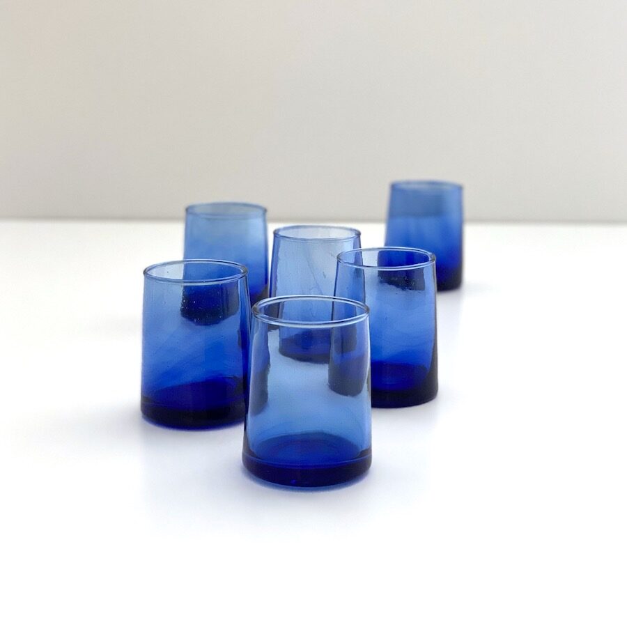 blåt mundblæst genbrugsglas recycled vandglas