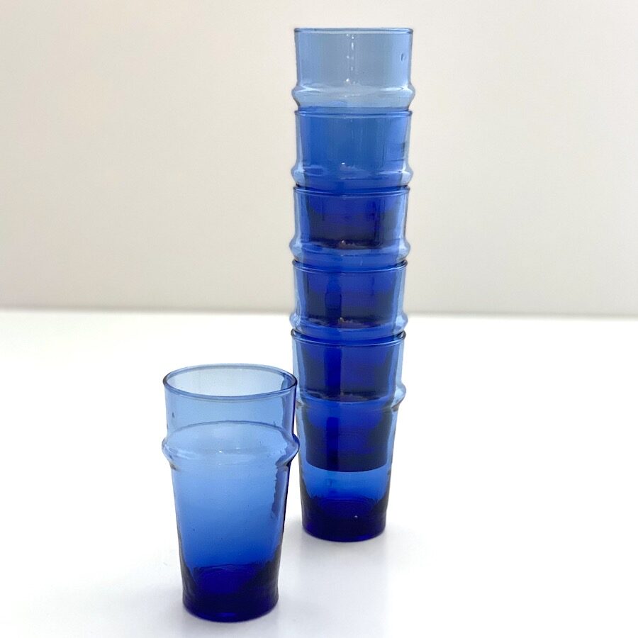 mundblæste blå glas genbrugsglas stable