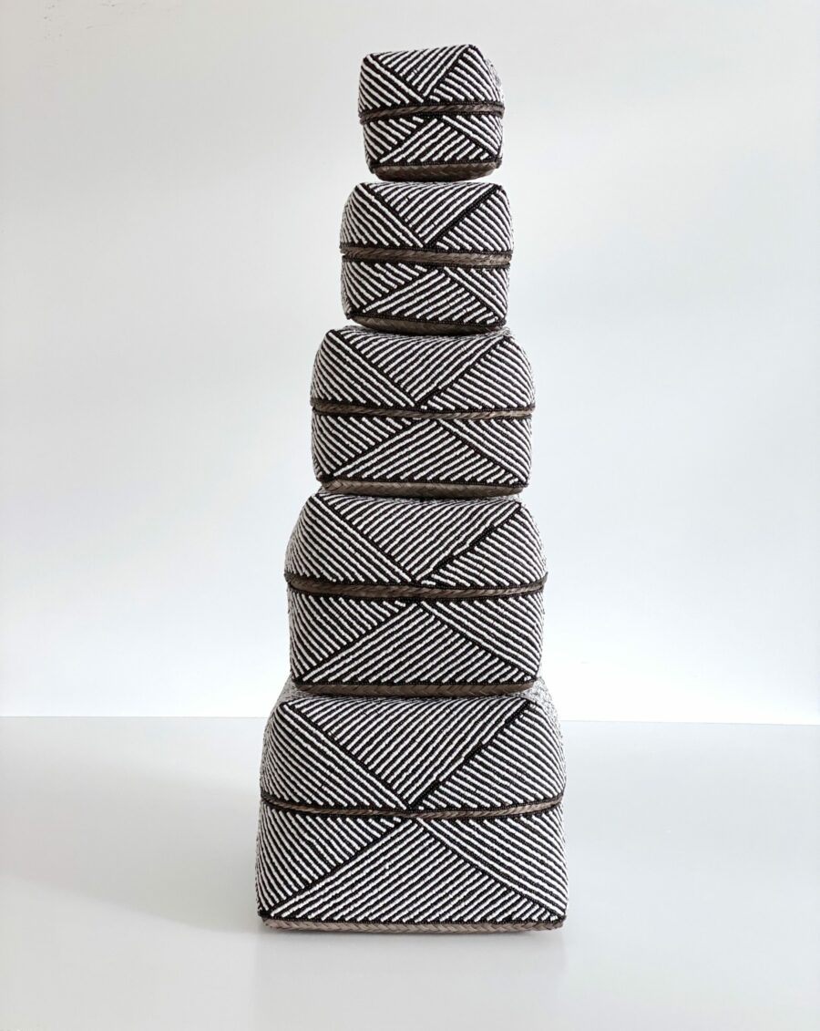 Kurveæske m perler fra Bali - sorte og hvide striber
