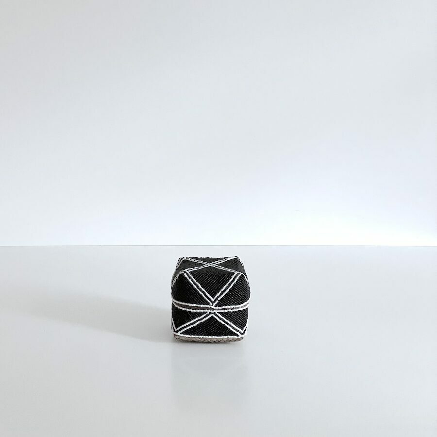Kurveæske m perler fra Bali - sort med hvide striber XS