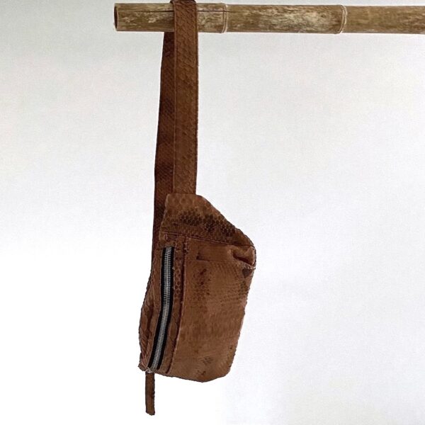crossbody bumbag bæltetaske med lynlås og rem