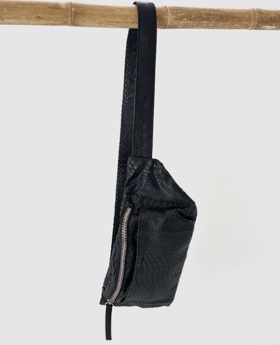 håndsyet cross body taske sort python skind