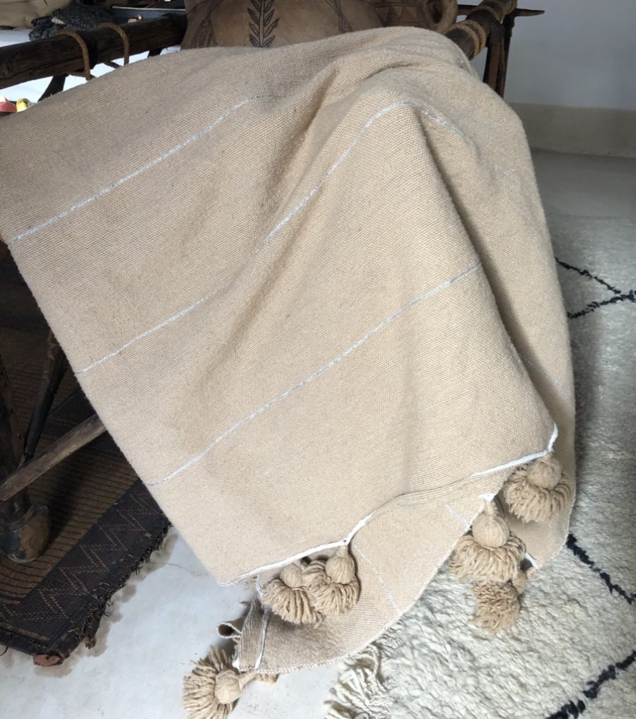 plaid med pompom fra Marokko - over stol og Beni Quarain gulvtæppe