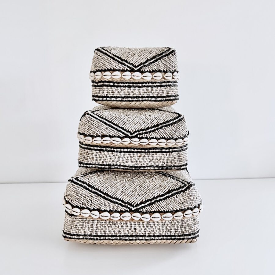 Flad Bali perleæske m/ægte shells - beige m/sort - sæt/3 str