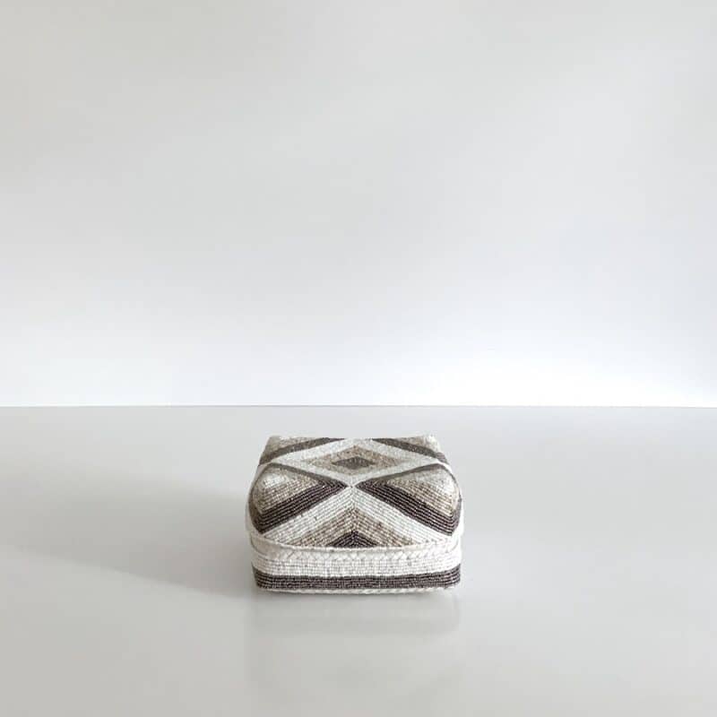 Flade Perle kurve fra Bali beige, hvide, brune striber M
