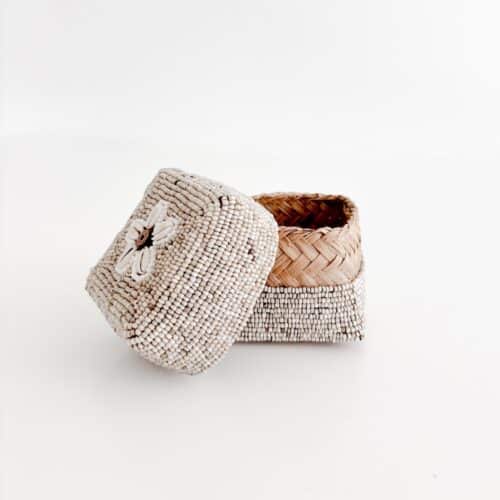 Bali perleæske square mini - beige m. hvide striber og shells
