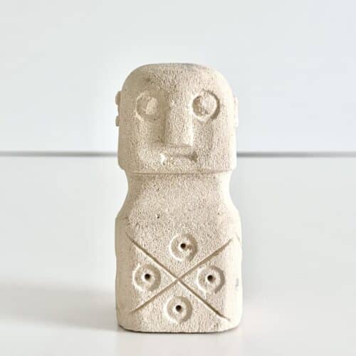 Sumba statue i sten - 'Symbolic Gatekeeper' - white