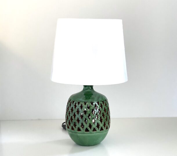 grøn bordlampe hvid lampeskærm