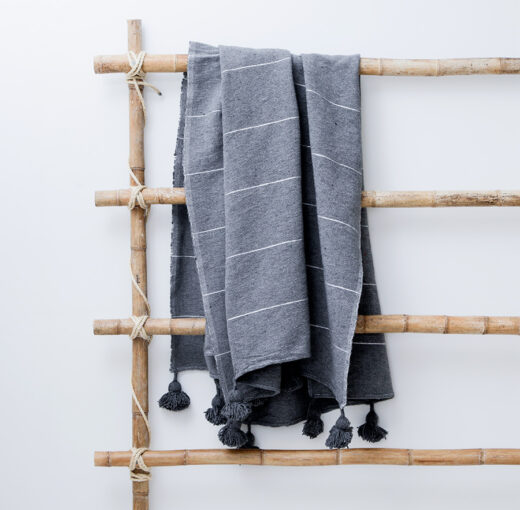 plaid og sengetæppe med pompom hør mørkegrå Manipura living
