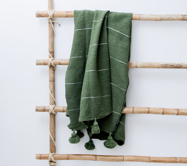plaid og sengetæppe med pompom kvaster i hør fra Marokko Manipura Living