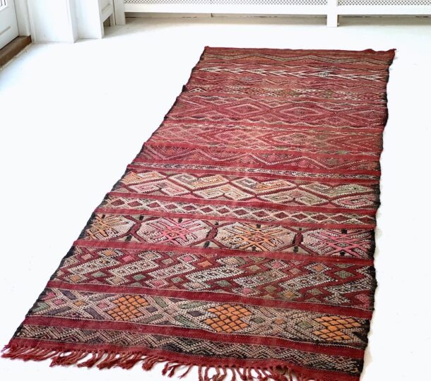 håndvævet gulvløber berber gulvtæppe rød orange grøn hvid sort ægte tæppe